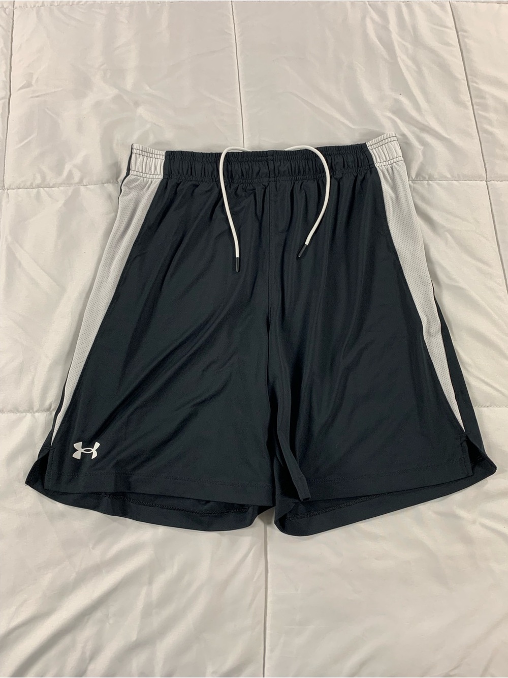 Pre loved UNDER ARMOUR shorts mens size L